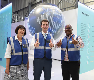Hoher Besuch bei der Er ffnung der neuen ALPLA Zentrale f r Subsahara-Afrika in Lanseria am 12. Oktober: ALPLA CEO Philipp Lehner begr te die s dafrikanische Umweltministerin Barbara Creecy und den Premier von Gauteng Panyaza Lesufi. // Important visitors at the opening of ALPLA’s new headquarters for Sub-Saharan Africa in Lanseria on 12 October: ALPLA CEO Philipp Lehner welcomed the South African Environment Minister Barbara Creecy and the Premier of Gauteng Panyaza Lesufi.